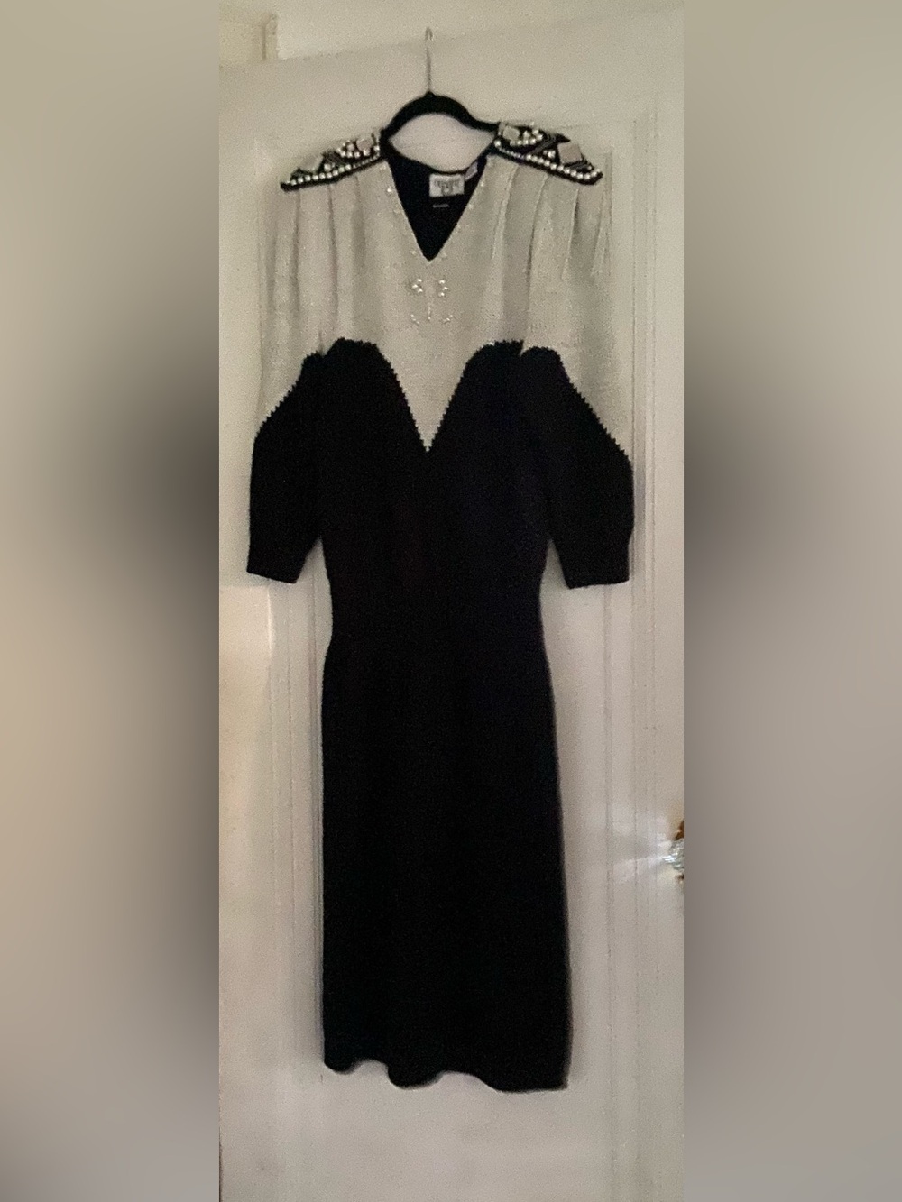 Vintage Black and White V-Neck Midi Dress with Puff Sleeves
